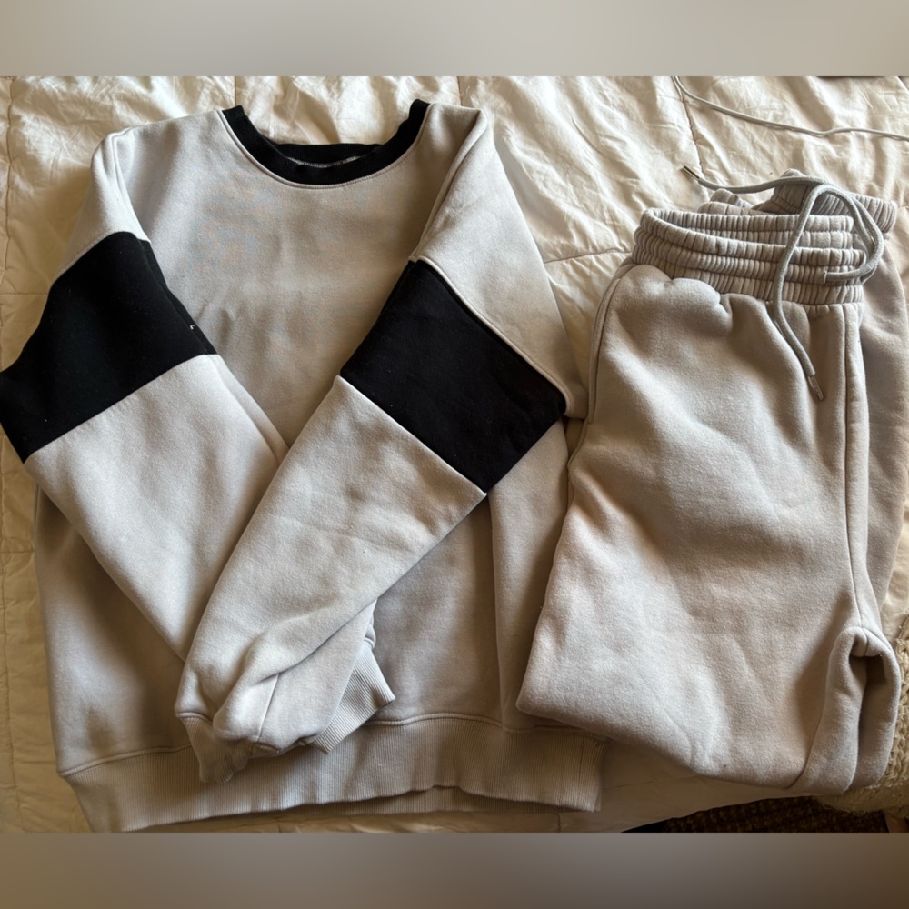 Sweatshirt and sweatpants combo